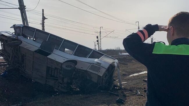 На месте ДТП с участием поезда и автобуса в Ярославской области