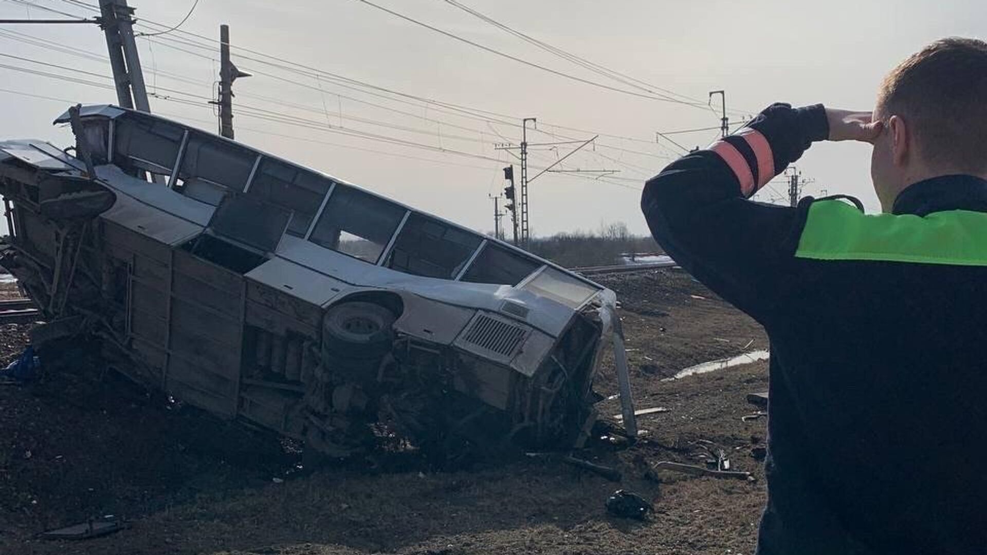 На месте ДТП с участием поезда и автобуса в Ярославской области - РИА Новости, 1920, 01.04.2024