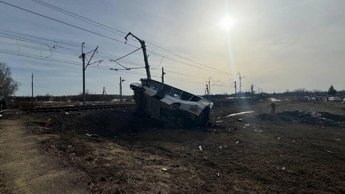 На месте ДТП с участием поезда и автобуса в Ярославской области - РИА Новости, 1920, 01.04.2024