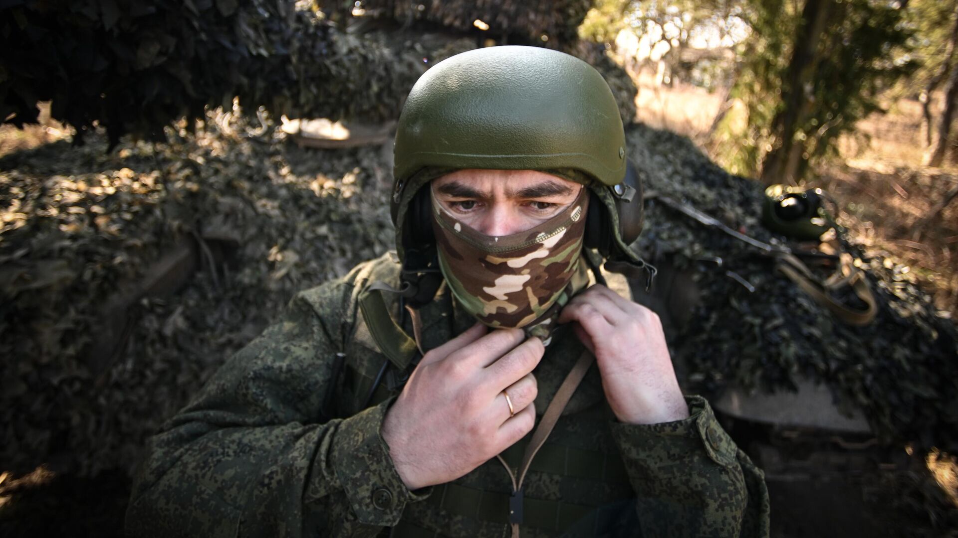 Член экипажа танка Т-72 группировки войск Центр в зоне проведения спецоперации - РИА Новости, 1920, 05.04.2024