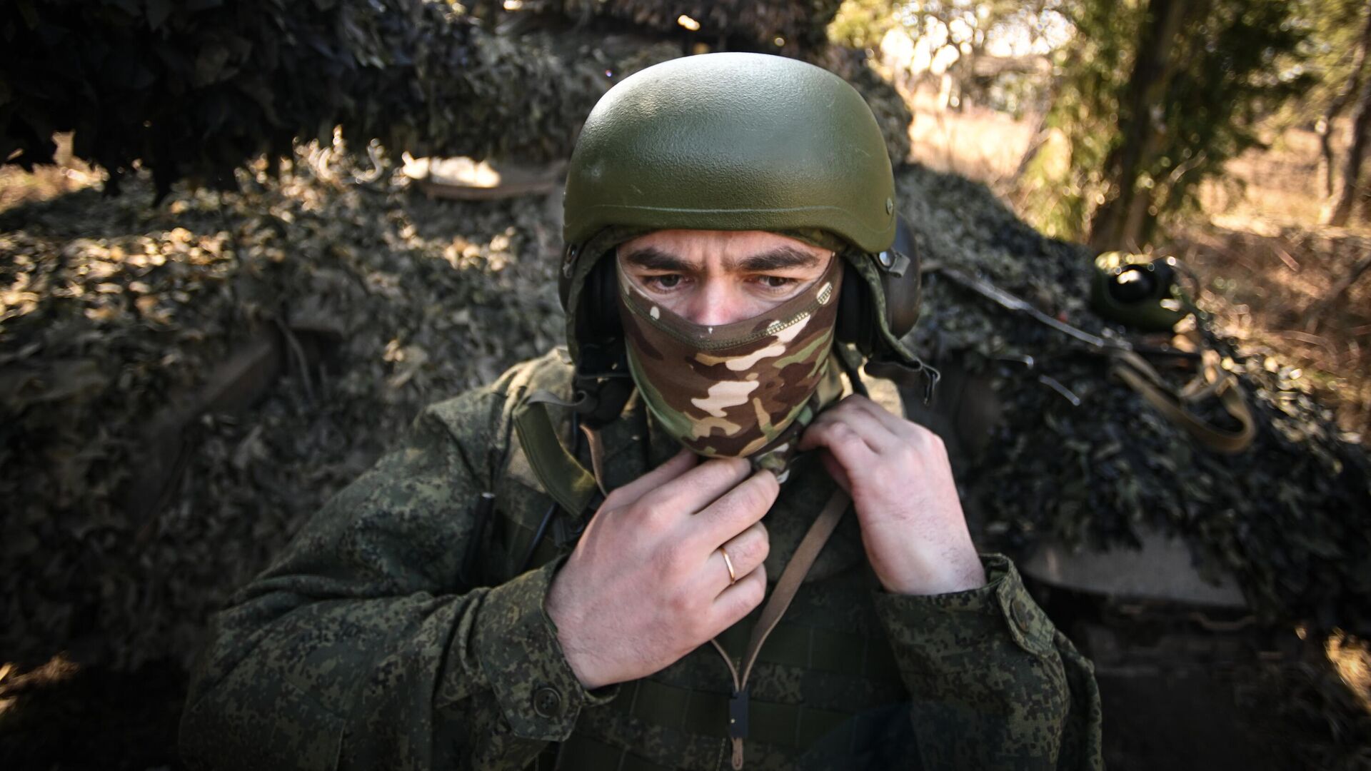 Член экипажа танка Т-72 группировки войск Центр в зоне проведения спецоперации - РИА Новости, 1920, 05.04.2024