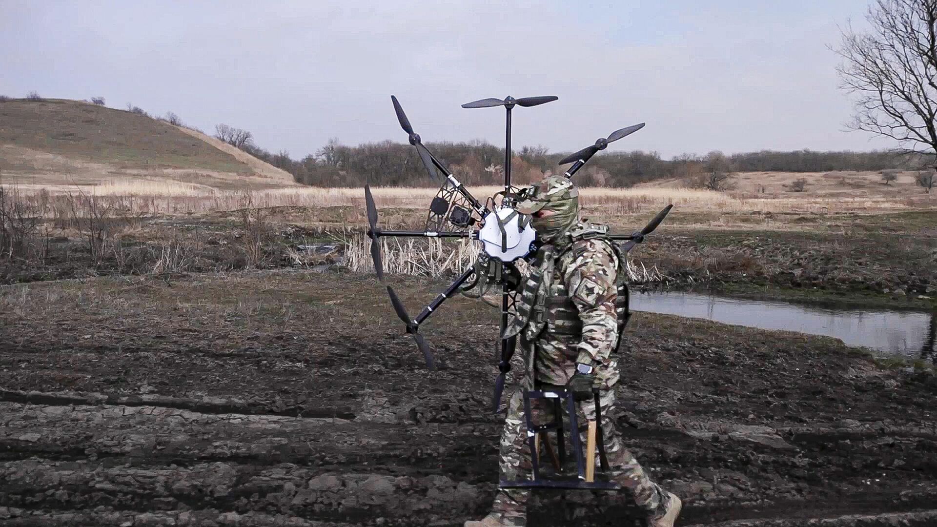 Российский военный с трофейным украинским беспилотником. Архивное фото - РИА Новости, 1920, 02.08.2024