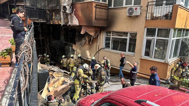 Пожарные на месте пожара в ночном клубе в Стамбуле