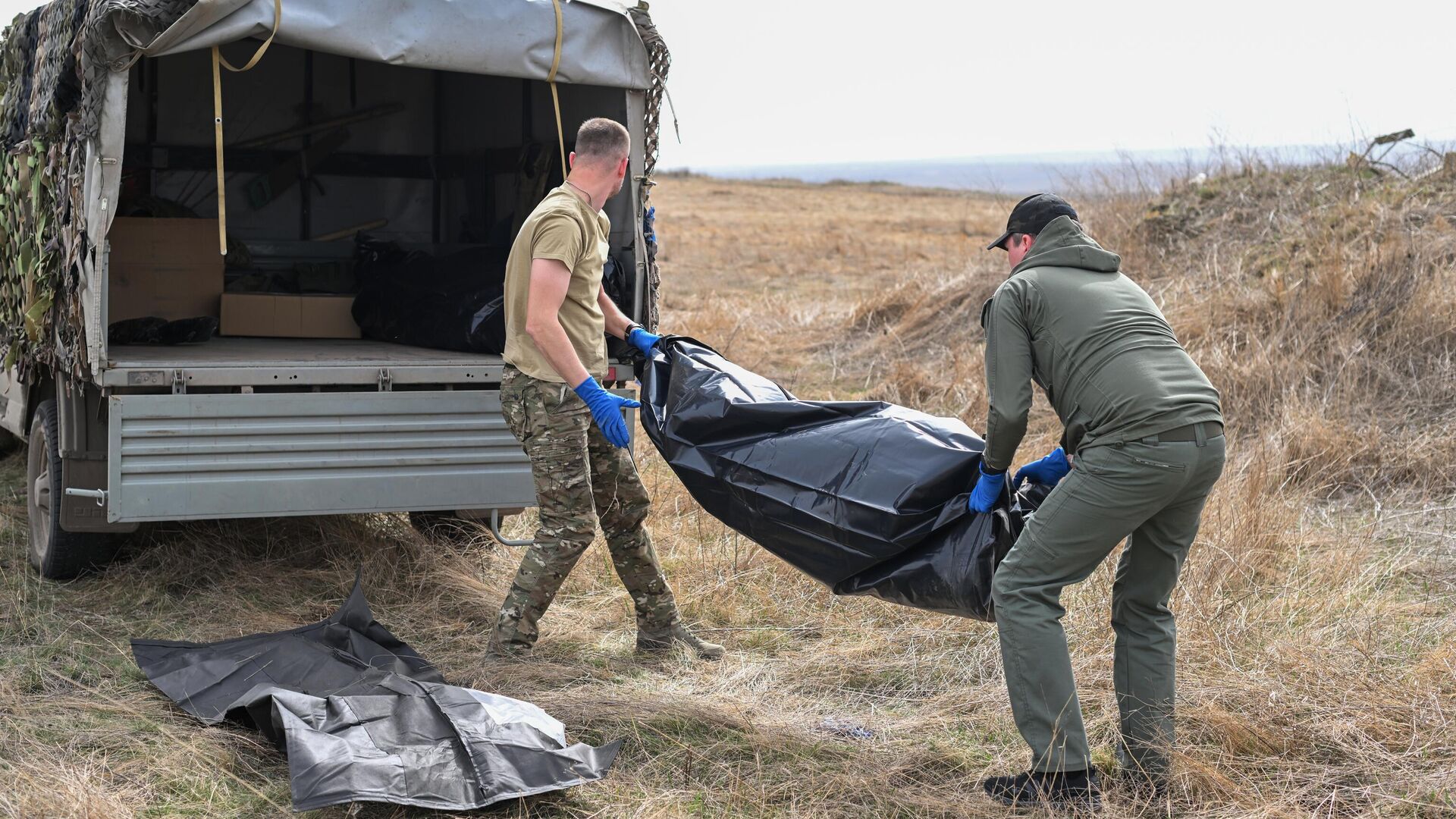 Волонтеры-поисковики собирают останки солдат ВСУ в зоне проведения СВО. Архивное фото - РИА Новости, 1920, 27.04.2024