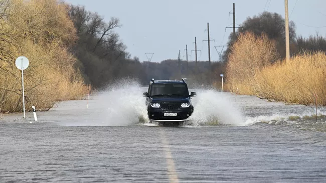 Автомобиль на подтопленной дороге