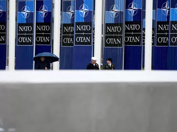 Баннеры с символикой НАТО в Брюсселе