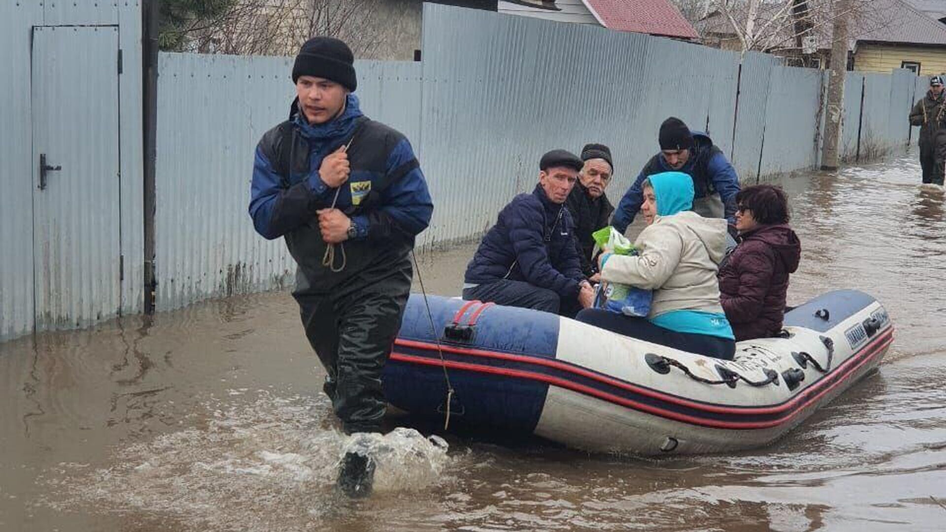 Эвакуация жителей пригородных посёлков и СНТ Оренбурга после подтоплений - РИА Новости, 1920, 09.04.2024