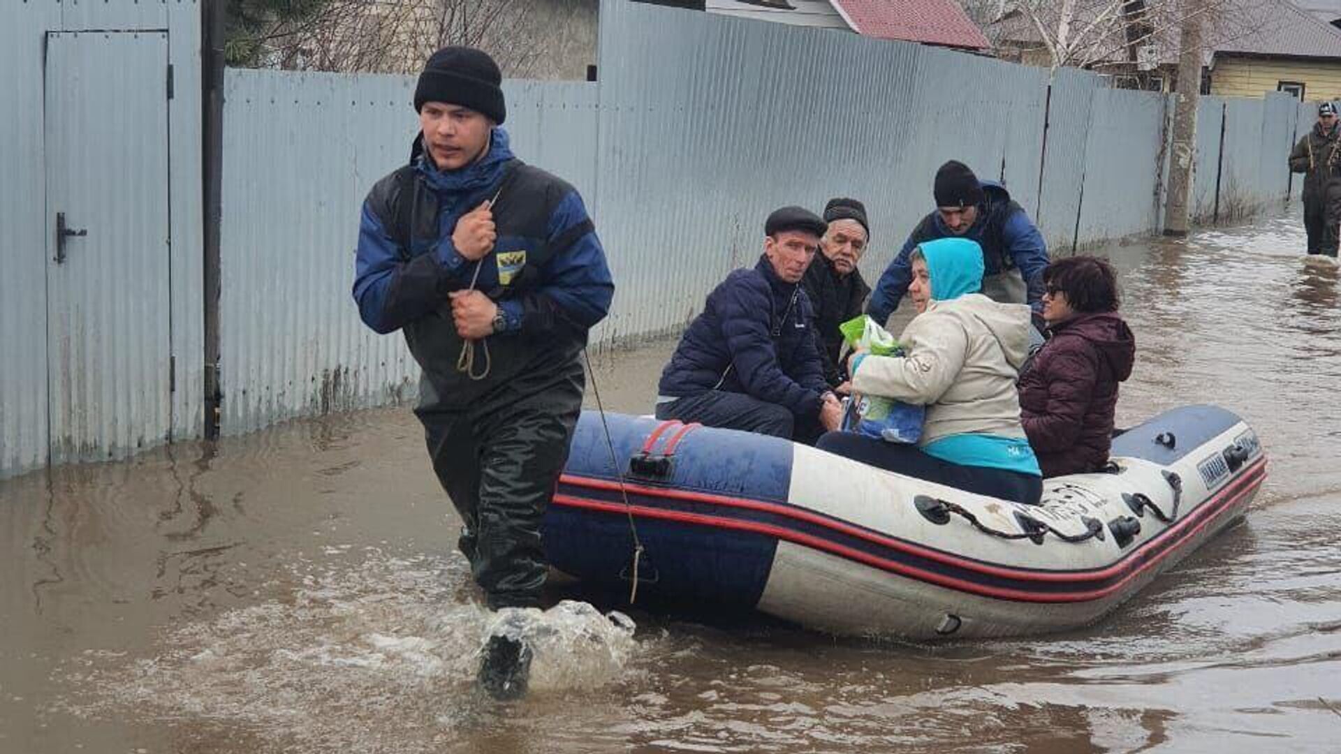 Эвакуация жителей пригородных посёлков и СНТ Оренбурга после подтоплений - РИА Новости, 1920, 09.04.2024