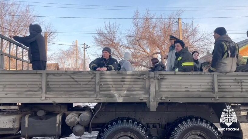 Эвакуация жителей затопленного микрорайона Старый город в Орске - РИА Новости, 1920, 06.04.2024