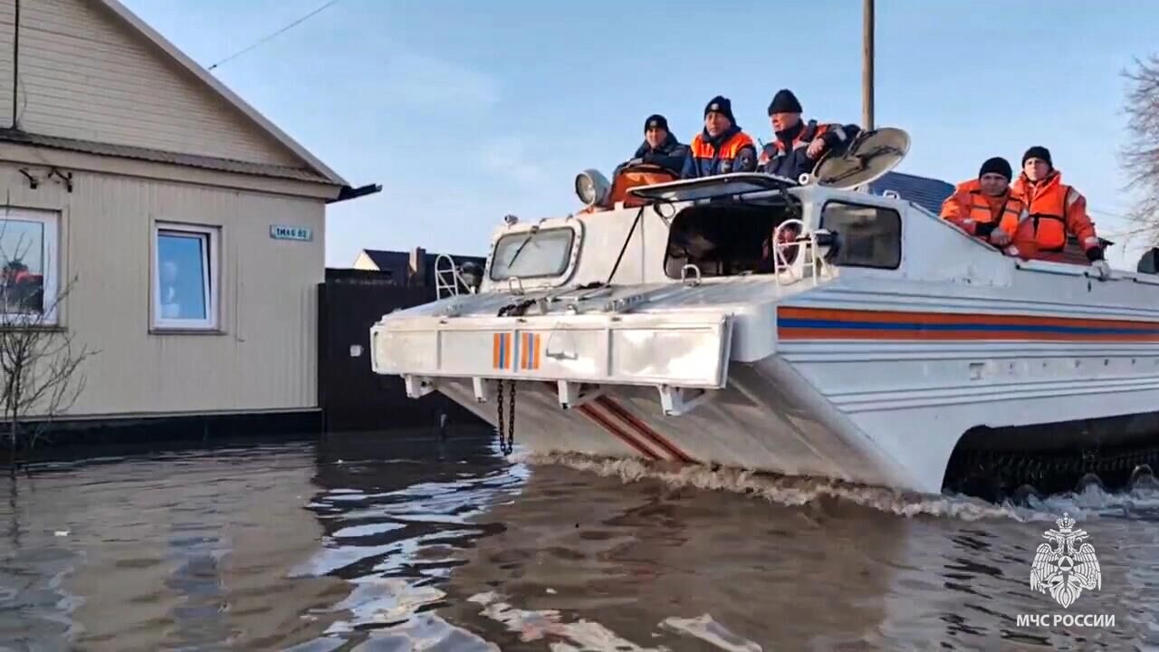 Сотрудники МЧС и коммунальных служб на месте подтопления после прорыва дамбы в микрорайоне Старый город в Орске - РИА Новости, 1920, 06.04.2024