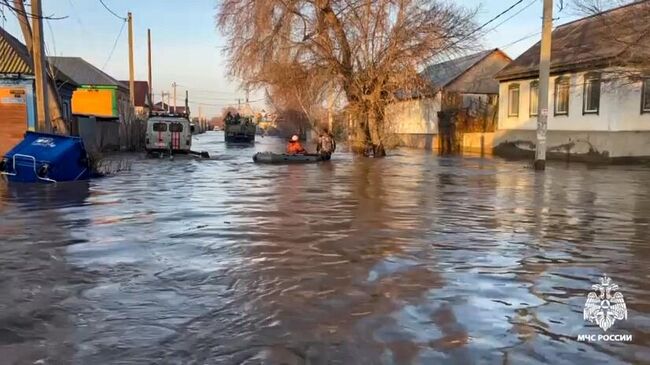 Подтопления после прорыва дамбы в микрорайоне Старый город в Орск