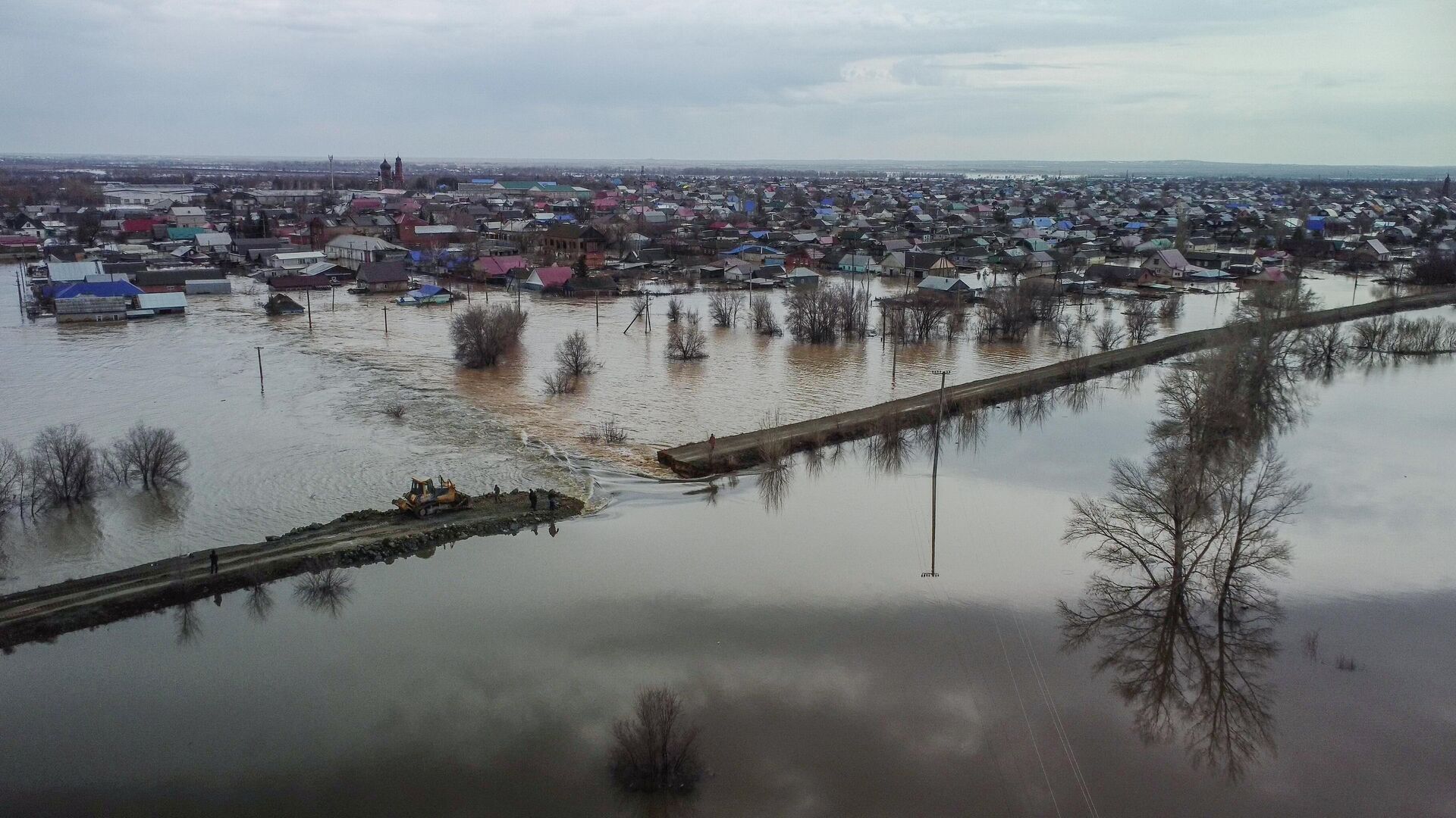 Место прорыва насыпной дамбы в Орске, город частично подтоплен - РИА Новости, 1920, 06.04.2024