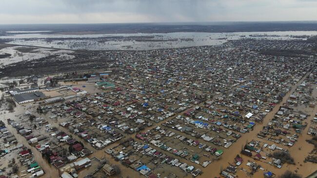 Город Орск, частично подтопленный после прорыва дамбы