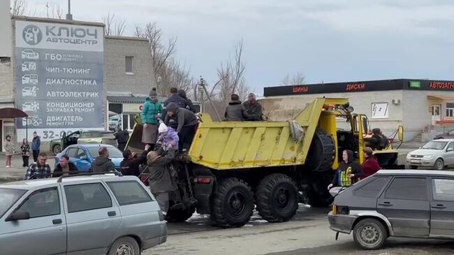 Жителей затопленного Орска эвакуируют на самосвалах и камазах