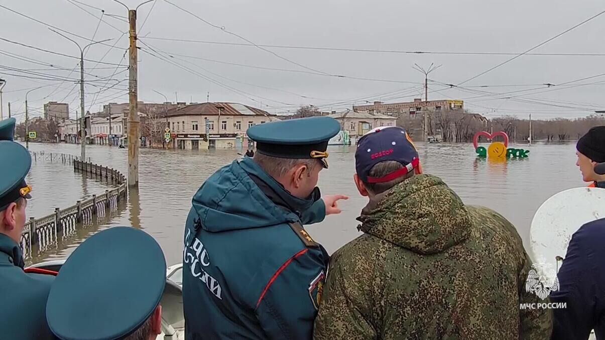 Губернатор Оренбургской области Денис Паслер и министр РФ по делам гражданской обороны, чрезвычайным ситуациям и ликвидации последствий стихийных бедствий  Александр Куренков инспектируют ликвидацию последствий подтопления после прорыва дамбы в микрорайоне Старый город в Орске - РИА Новости, 1920, 07.04.2024