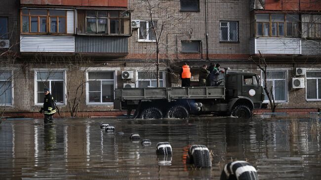 Затопленная из-за прорыва дамбы улица в Орске