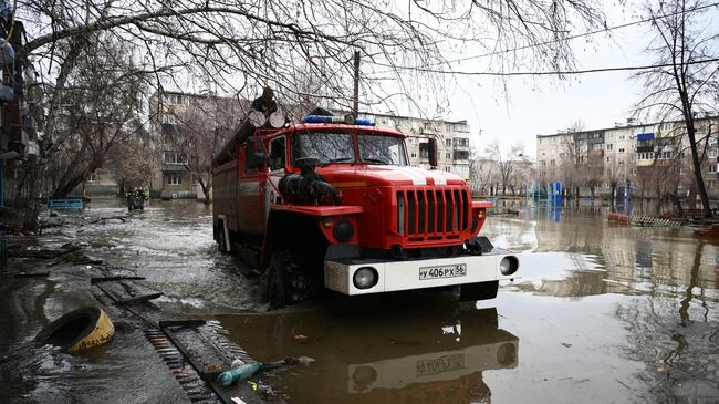 Автомобиль МЧС на подтопленной улице в Орске. Архивное фото