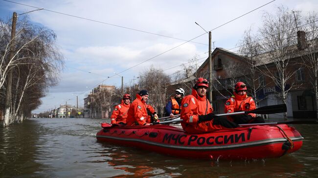 Сотрудники МЧС РФ на одной из подтопленных улиц Орска