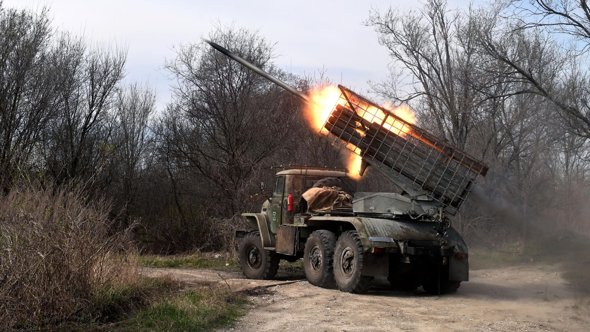 Реактивная система залпового огня Град в зоне проведения специальной военной операции - РИА Новости, 1920, 14.08.2024