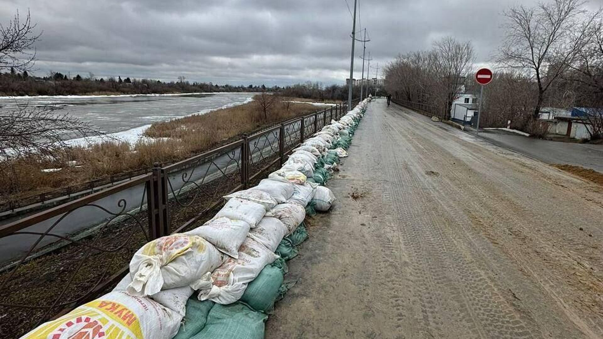 Работы по повышению уровня дамбы в Кургане - РИА Новости, 1920, 09.04.2024