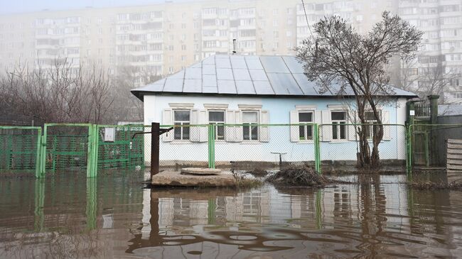 Затопленная улица в микрорайоне Форштадт в Оренбурге