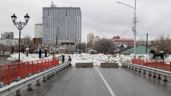 Укрепление набережной Тобола в Кургане мешками с песком