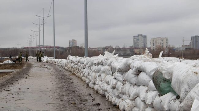 Укрепление набережной Тобола в Кургане мешками с песком. Архивное фото