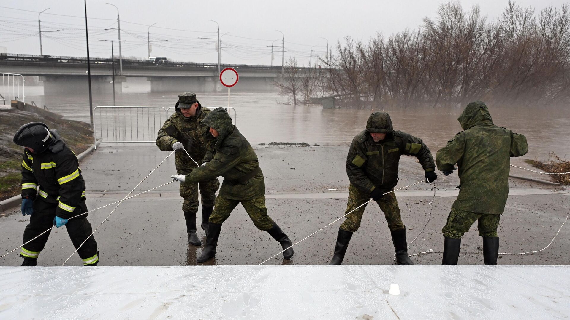 Сотрудники МЧС и военнослужащие устанавливают водоналивную дамбу, доставленную сегодня в Оренбург - РИА Новости, 1920, 11.04.2024