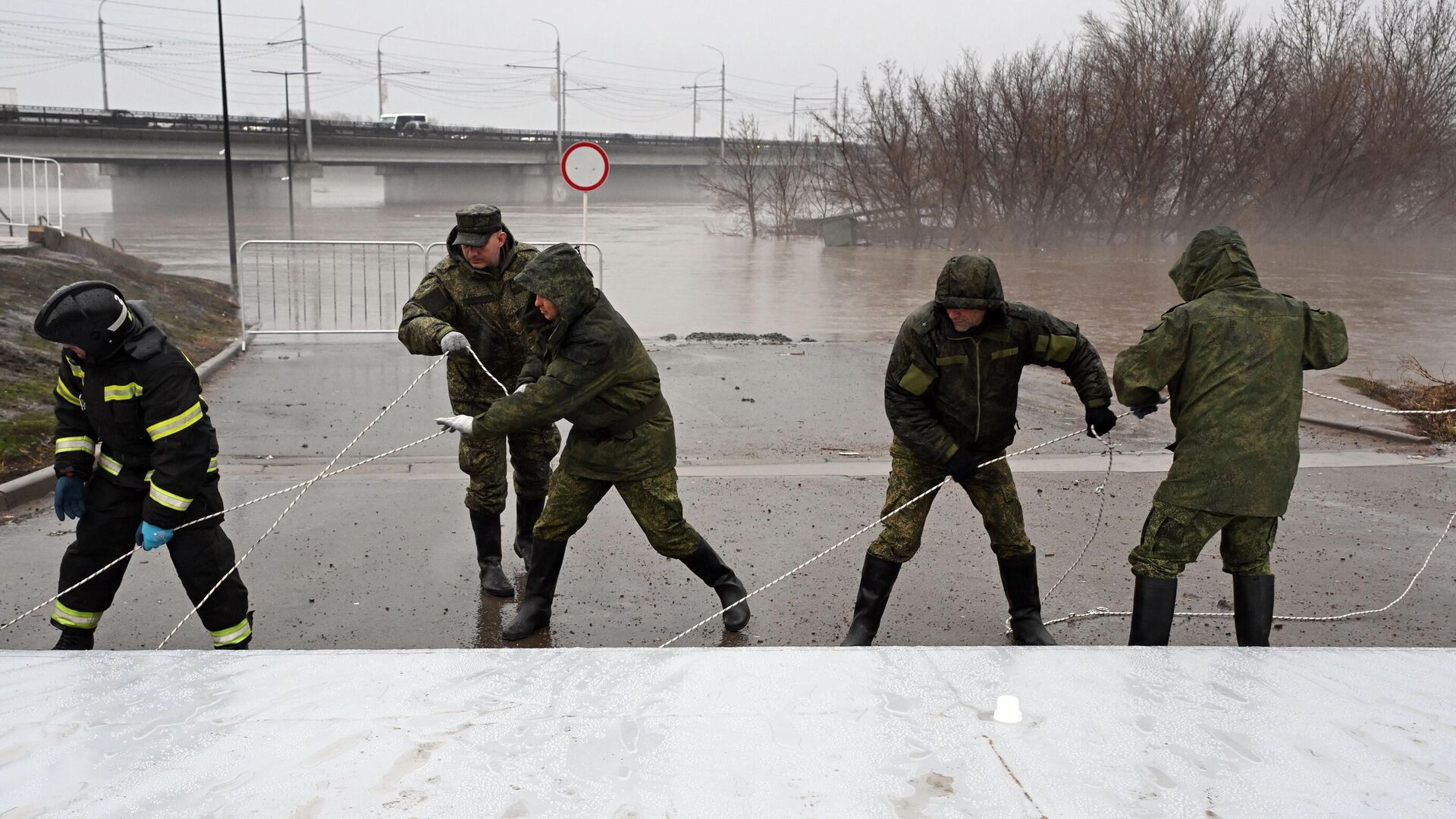 Сотрудники МЧС и военнослужащие устанавливают водоналивную дамбу, доставленную сегодня в Оренбург - РИА Новости, 1920, 11.04.2024