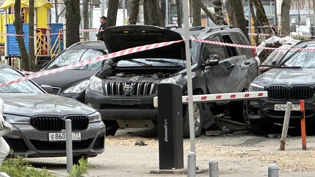 Место срабатывания взрывного устройству под автомобилем в Москве