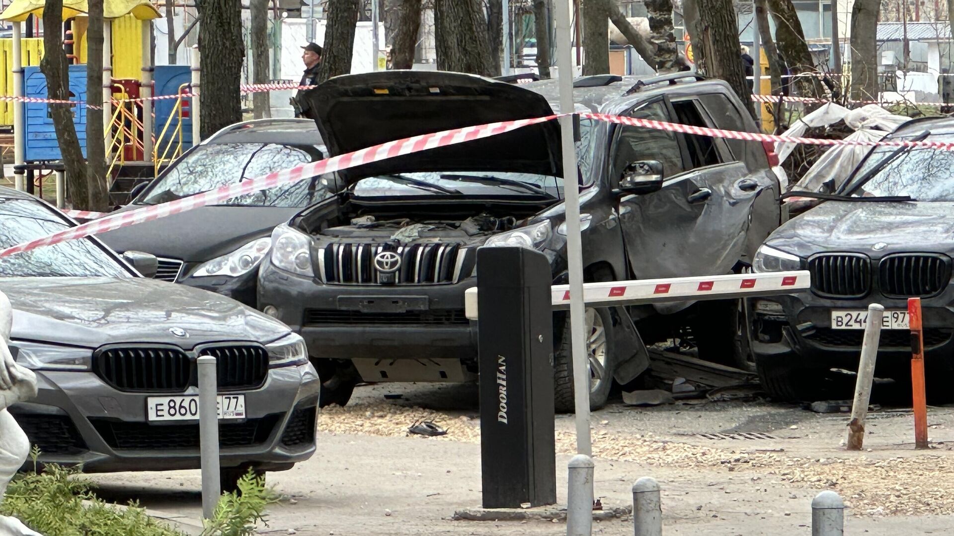 Место срабатывания взрывного устройству под автомобилем в Москве - РИА Новости, 1920, 12.04.2024