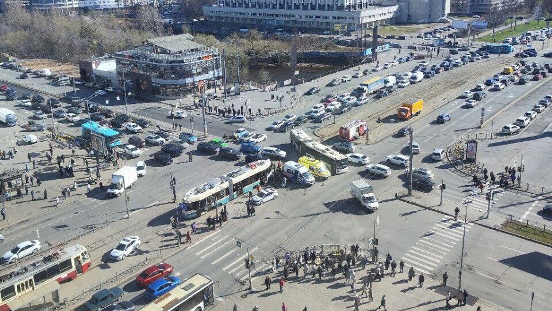 На месте ДТП в Санкт-Петербурге, где трамвай наехал на трех пешеходов - РИА Новости, 1920, 12.04.2024