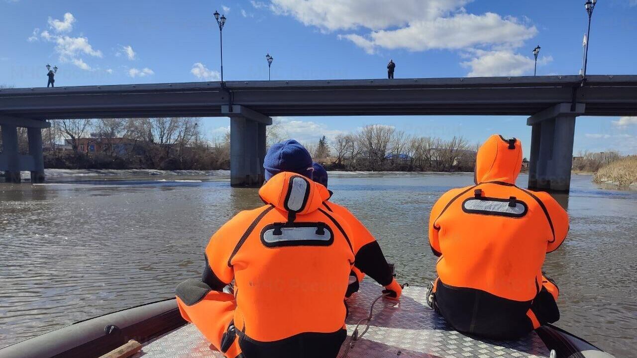 Сотрудники МЧС патрулируют реку Тобол для наблюдения за уровнем воды - РИА Новости, 1920, 17.04.2024