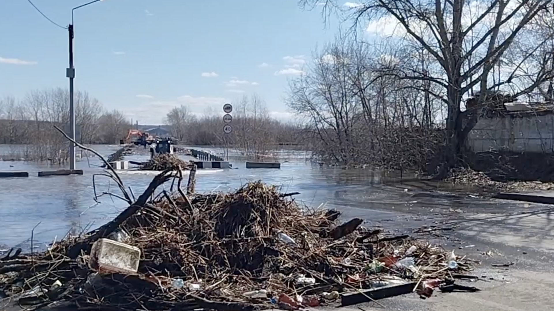 Затопленный мост в районе Малое Чаусово в Кургане. Кадр видео очевидца - РИА Новости, 1920, 15.04.2024