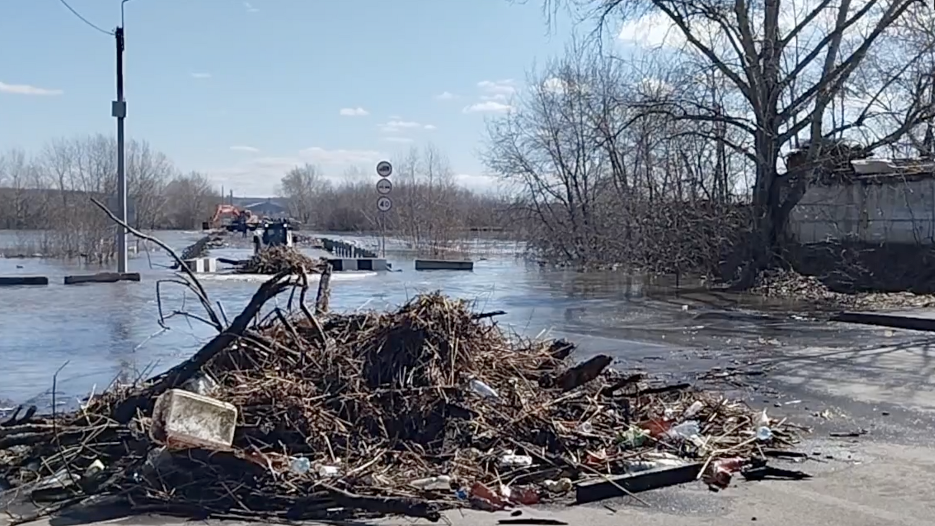 Затопленный мост в районе Малое Чаусово в Кургане. Кадр видео очевидца - РИА Новости, 1920, 15.04.2024