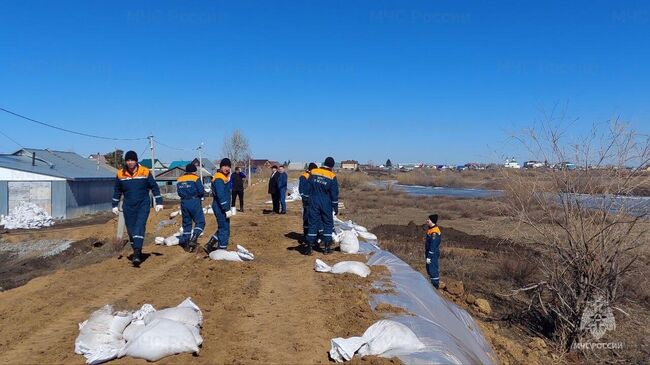 Работы по укреплению тела дамбы на реке Алабуга в селе Казанское Тюменской области