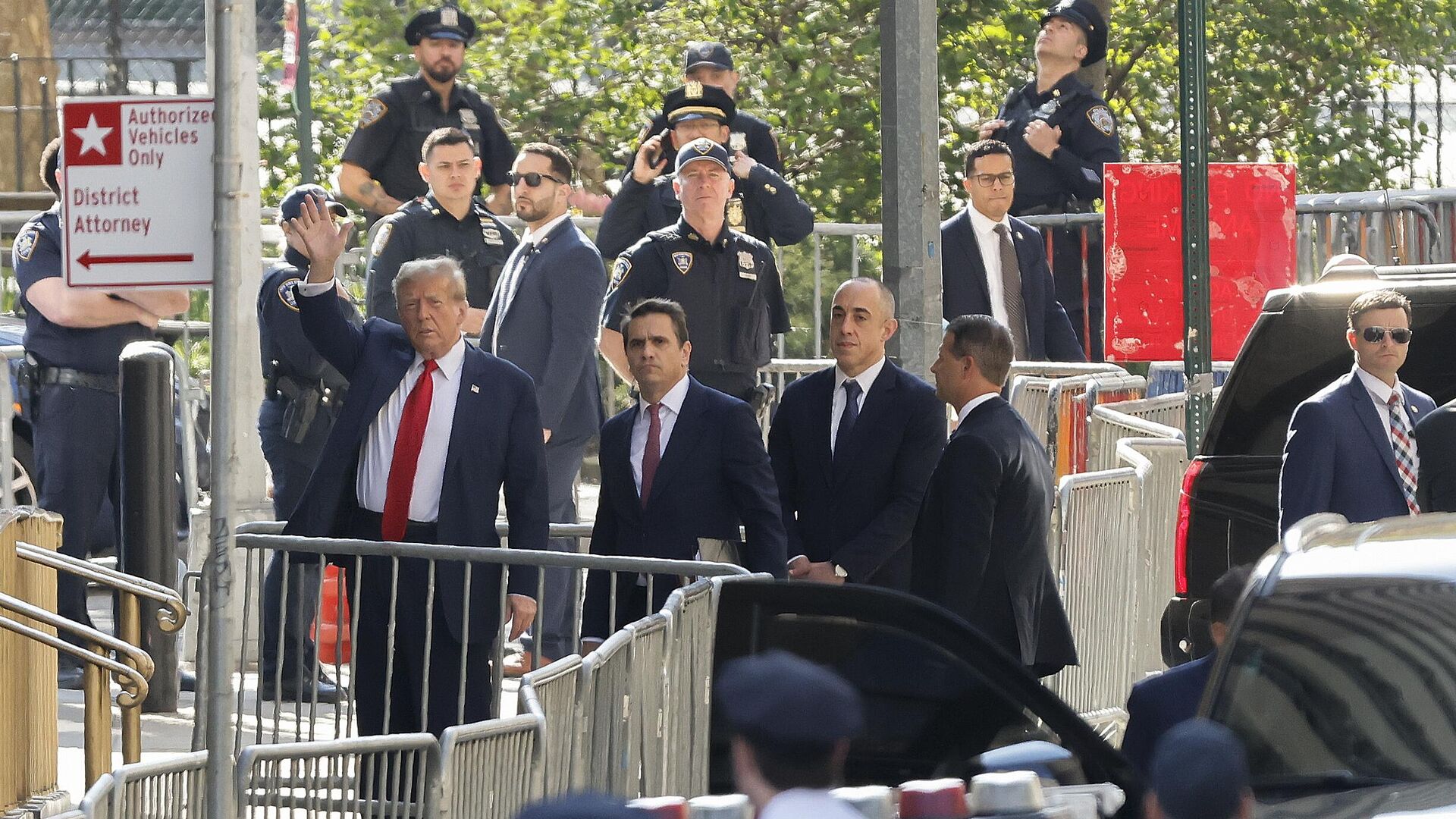 Экс-президент США Дональд Трамп во время прибытия в нью-йоркский суд - РИА Новости, 1920, 16.04.2024