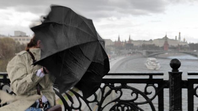 Шквалистый ветер и ливень в Москве. Архивное фото