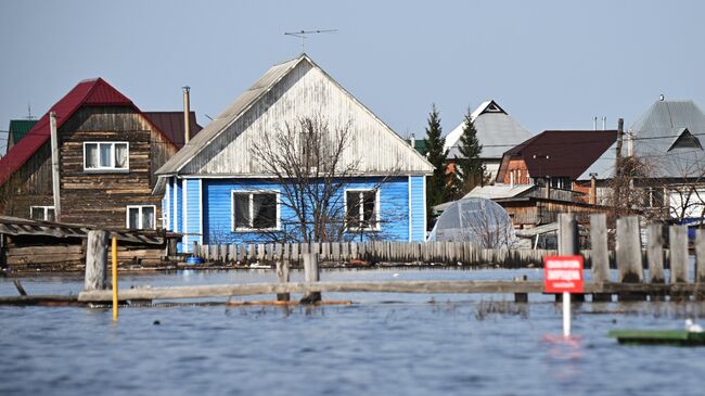 Жилые дома, затопленные в результате паводка, в Курганской области