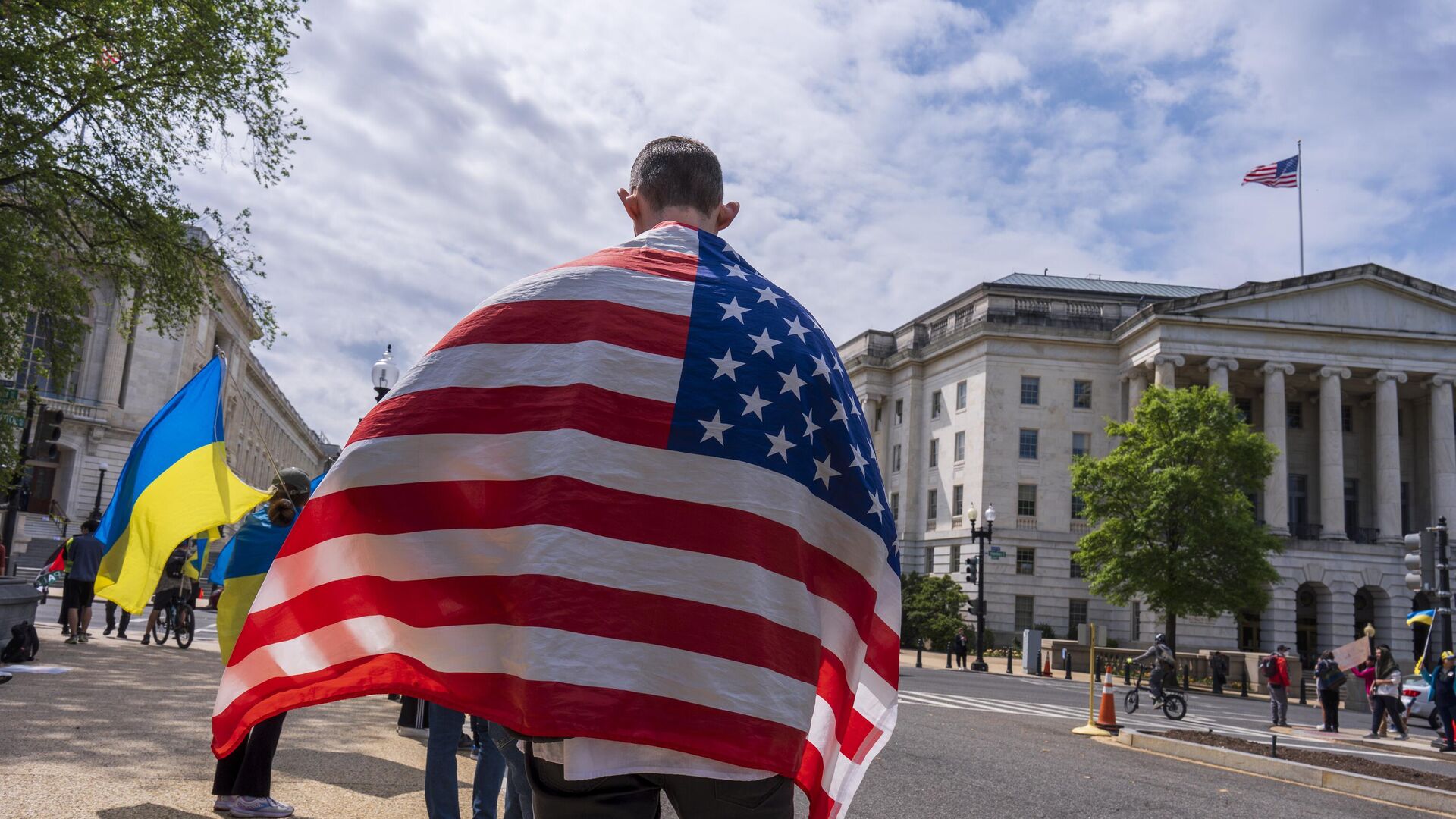 Активисты с флагами Украины и США проводят демонстрацию возле Капитолия в Вашингтоне. Архивное фото - РИА Новости, 1920, 31.07.2024