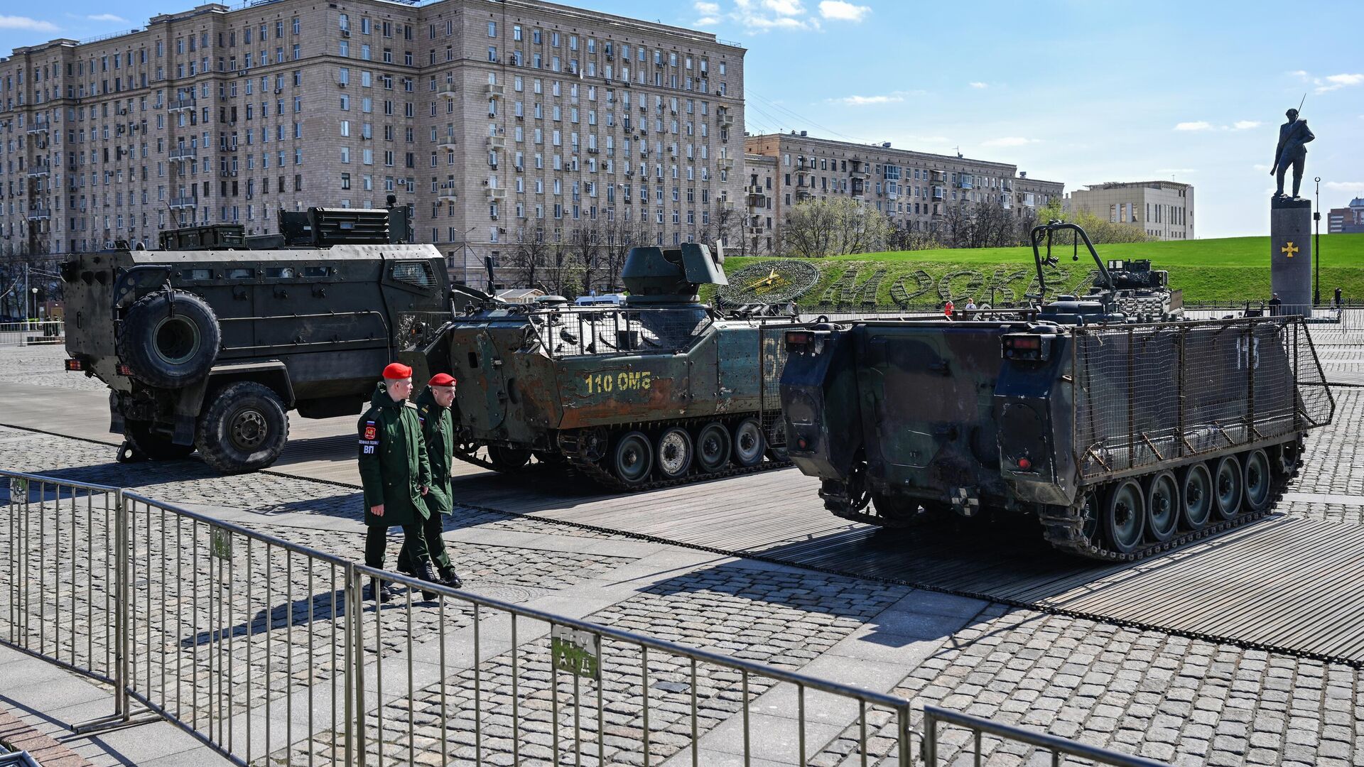 Трофейная техника, захваченная российскими военнослужащими в ходе спецоперации, на Поклонной горе в Москве - РИА Новости, 1920, 28.04.2024