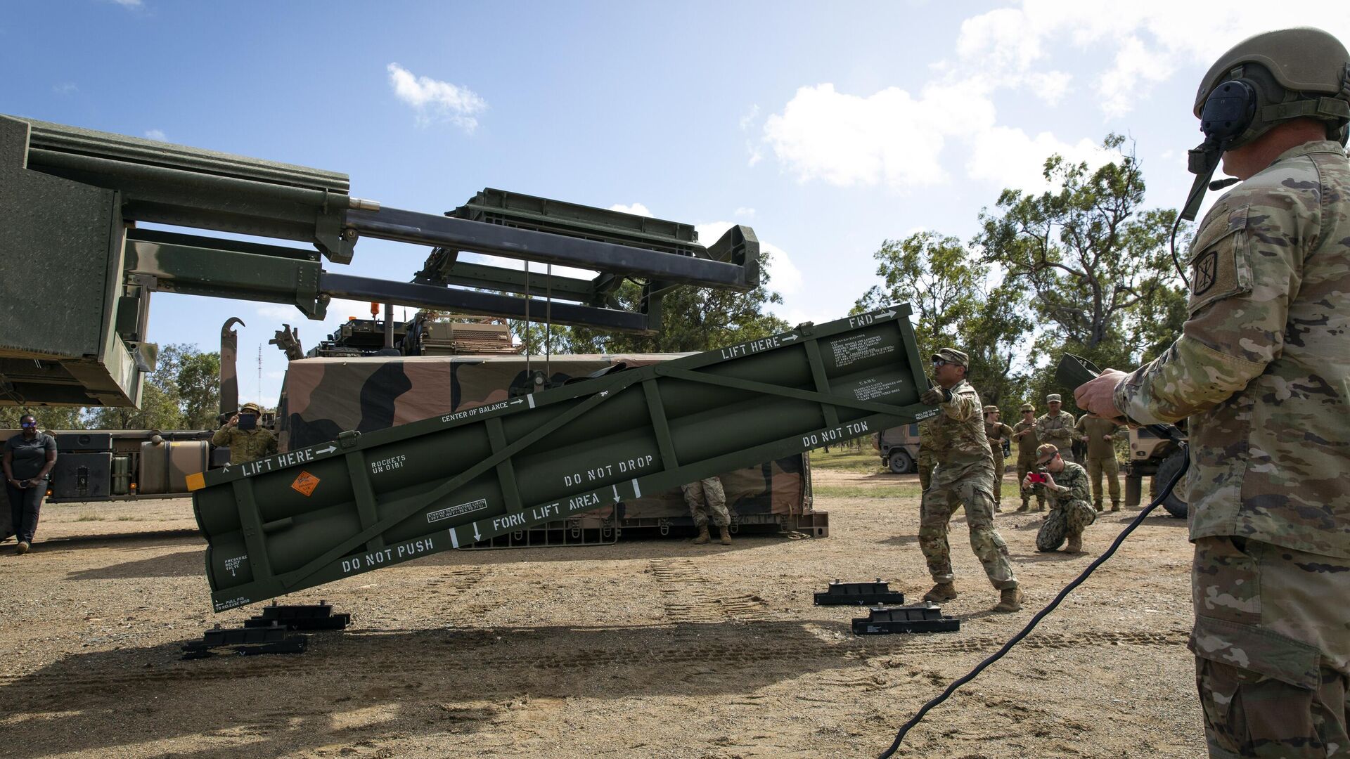 Загрузка ракет ATACMS в высокомобильную артиллерийскую ракетную систему HIMARS. Архивное фото - РИА Новости, 1920, 05.08.2024