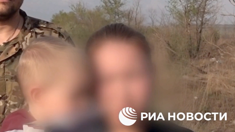 Спасенная женщина с ребенком - РИА Новости, 1920, 27.04.2024