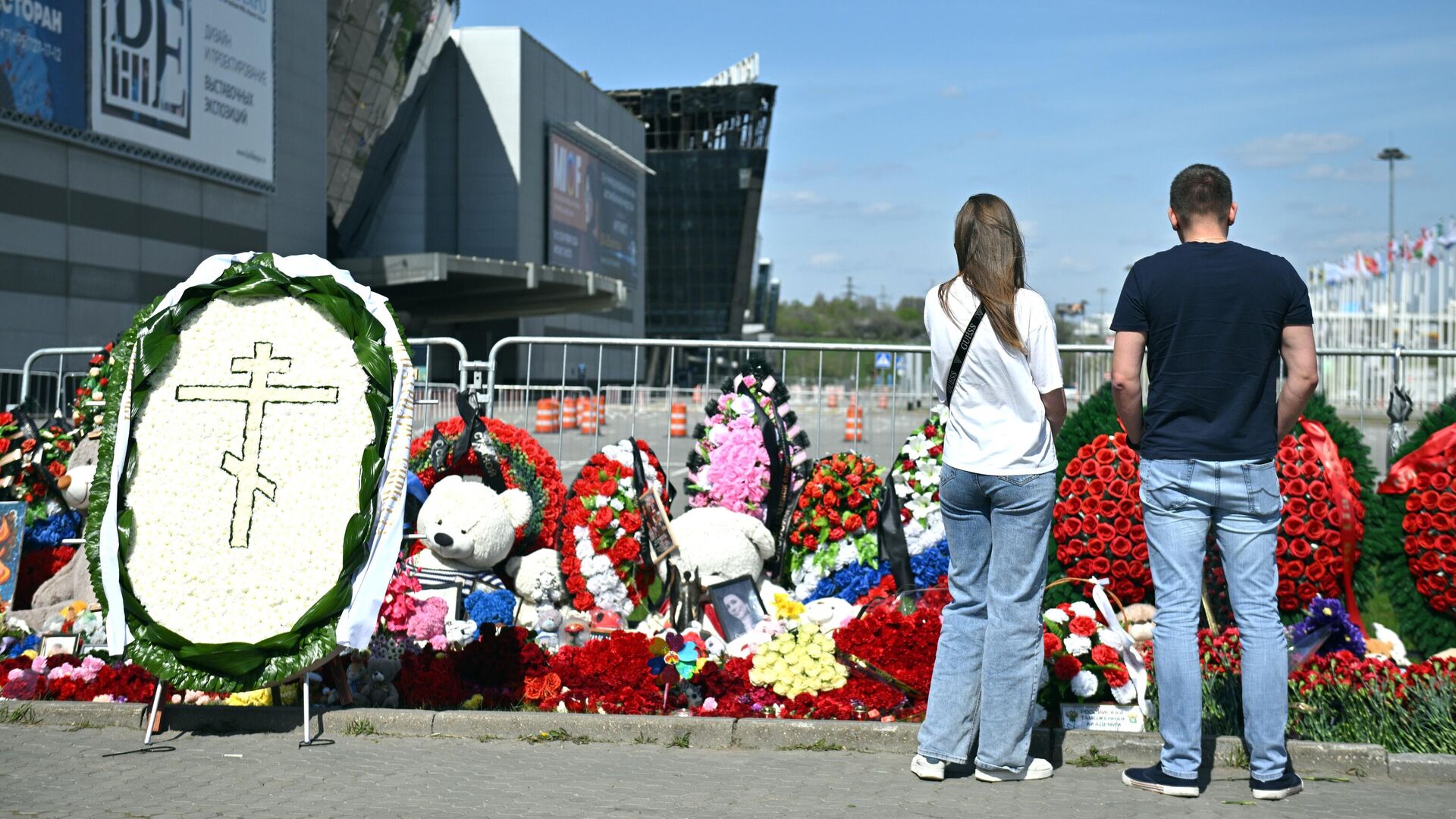 Молодые люди у стихийного мемориала возле подмосковного Крокус Сити Холла в память о жертвах теракта 22 марта 2024 - РИА Новости, 1920, 30.04.2024