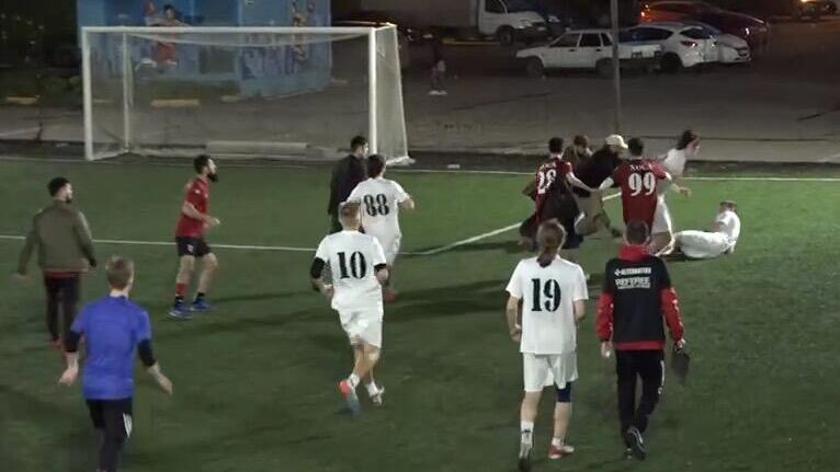 Драка после матча между футбольными клубами любительской лиги Хоса и ЮЗАО. Кадр видео - РИА Новости, 1920, 02.05.2024