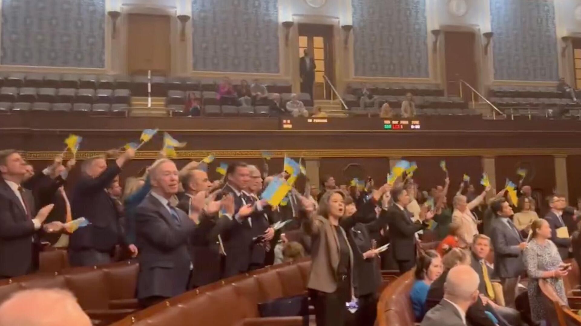 Члены Демократической партии с флагами Украины в Палате представителей Конгресса США. Кадр видео - РИА Новости, 1920, 02.05.2024