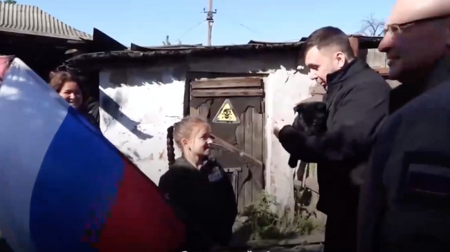 Девочка Маша из Макеевки и щенок
