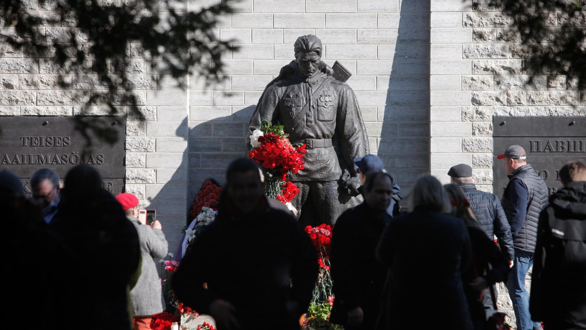 Возложение цветов к монументу Павшим во Второй мировой войне на Военном кладбище в Таллине в День годовщины Победы в Великой Отечественной войне. - РИА Новости, 1920, 07.05.2024