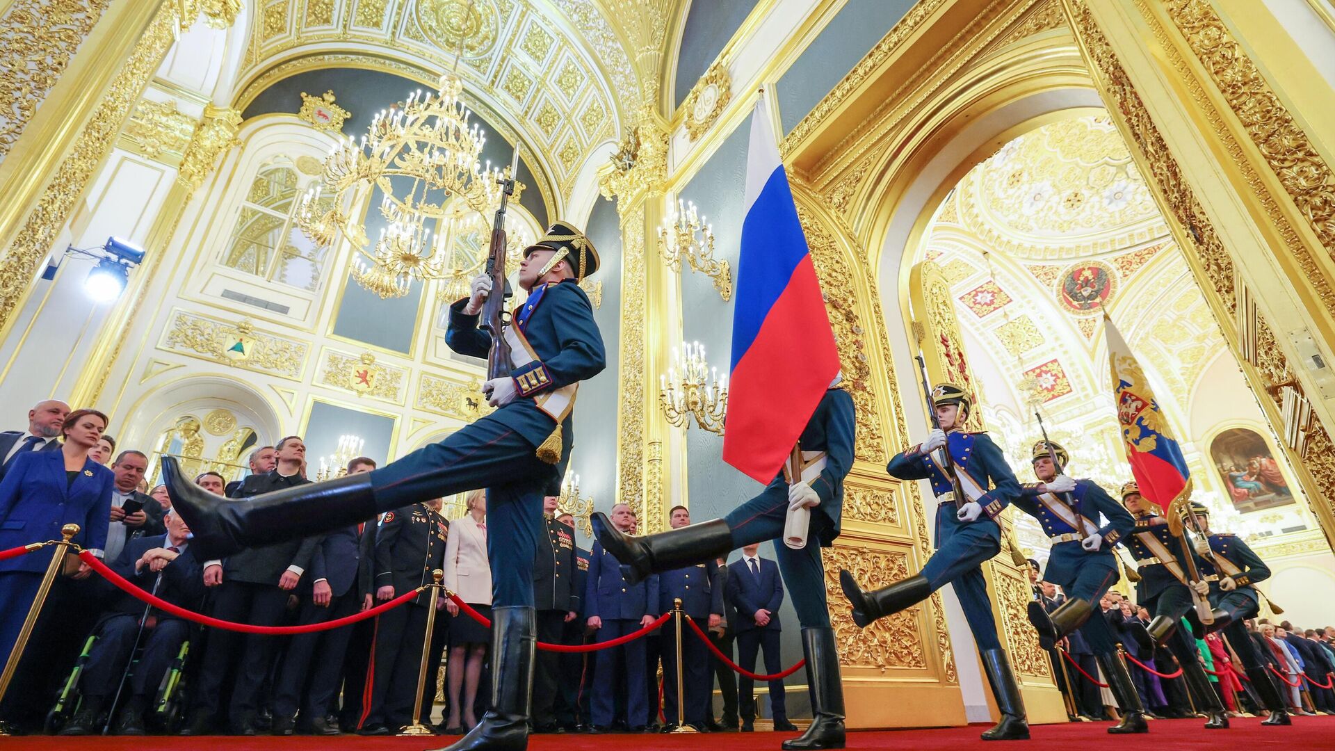 Солдаты Президентского полка вносят государственный флаг на церемонию инаугурации президента РФ Владимира Путина в Кремле - РИА Новости, 1920, 21.11.2025