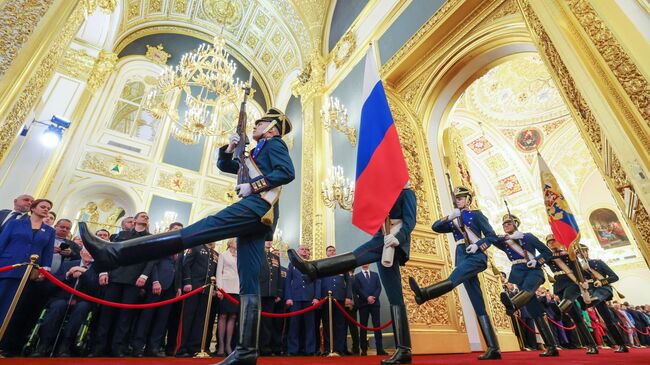 Солдаты Президентского полка вносят государственный флаг на церемонию инаугурации президента РФ Владимира Путина в Кремле